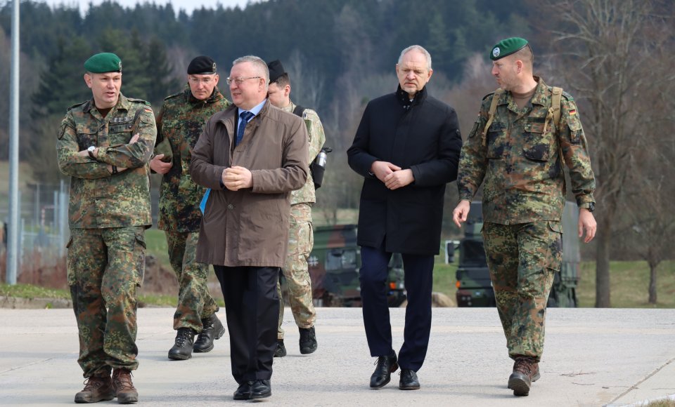 Lietuvos ambasadorius Vokietijoje Giedrius Puodžiūnas susitiko su Vokietijos 10-osios tankų divizijos ir 122-ojo mechanizuoto bataliono vadovybe ir kariais