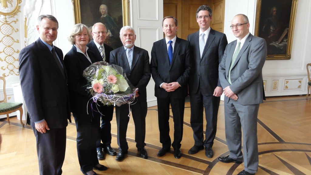Iš kairės: Acheno miesto kultūros įstaigos vadovas Olaf Müller, Acheno paramos vėžiu sergantiems vaikams draugijos pirmininkė Marlies Hambücker, Acheno universitetinės ligoninės Pediatrinės hematologijos ir onkologijos skyriaus vadovas Rolf Mertens, Acheno paramos vėžiu sergantiems vaikams draugijos valdybos narys Werner Harwardt, D.Matulionis, Acheno meras Marcel Philipp, Tarptautinio Acheno Karolio Didžiojo prizo fondo atsakingasis sekretorius Bernd Vincken. Lietuvos ambasados nuotr.