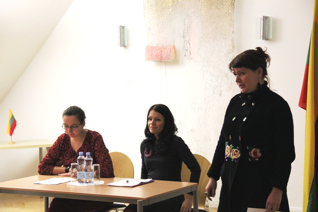 Lietuvos kultūros atašė Vokietijoje Gabrielė Žaidytė (stovi) sveikina diskusijos dalyvius. Prie stalo sėdi (iš kairės) Ukrainos kino klubo Berlyne vadovė Oleksandra Beinert ir Europos universiteto „Viadrina“ politologė Iryna Solonenko. Oleksandros Jakobs nuotr.