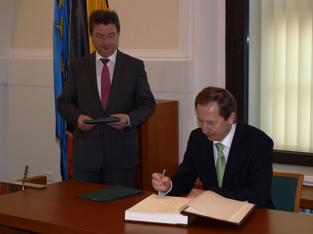 D.Matulionis pasirašo Magdeburgo svečių knygoje. Greta miesto meras L.Truemper. R.Misiulio/ambasados Vokietijoje nuotr.
