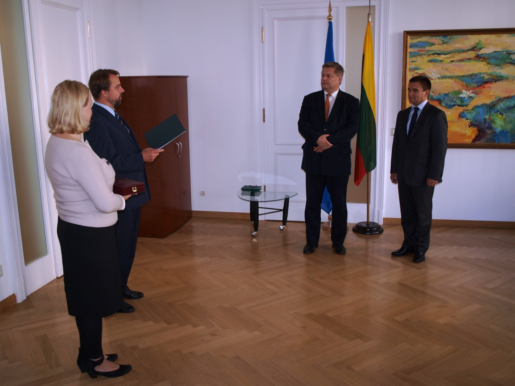 Iš kairės: ambasados sekretorė Vilma Šlepikaitė, ambasadorius Mindaugas Butkus, E.Ignatavičius ir P.Klimkin. Mindaugo Lašo nuotr.
